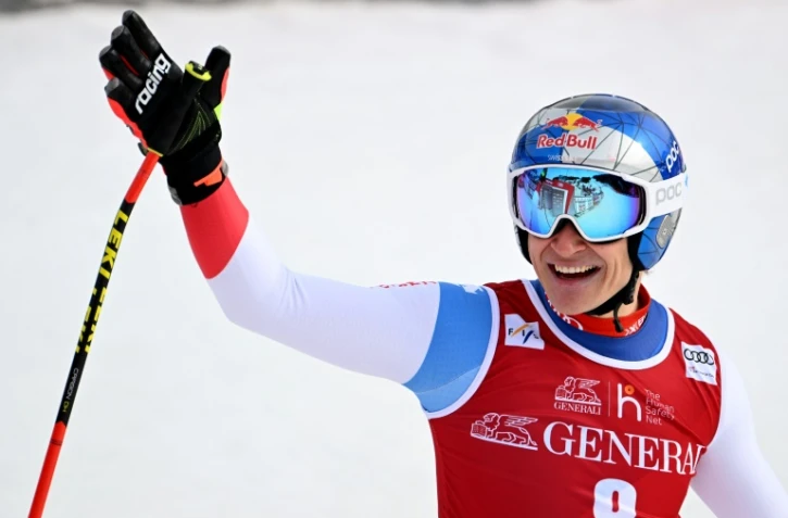 Le Suisse Marco Odermatt célèbre son premier gros globe de cristal dans l'aire d'arrivée de la dernière descente hommes de la saison de Coupe du monde à Courchevel le 16 mars 2022.