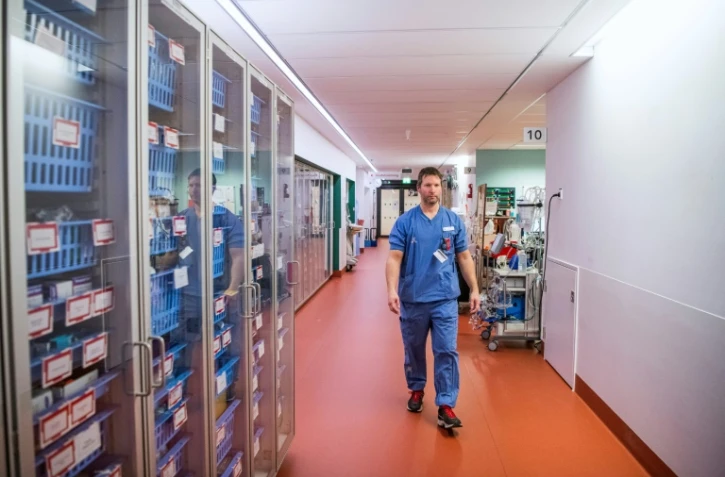 Le docteur Lars Falk, dans son unité ECMO (Oxygénation par membrane extracorporelle) de l'hôpital universitaire de Karolinska à Solna, près de Stockholm (Suède), le 19 avril 2020