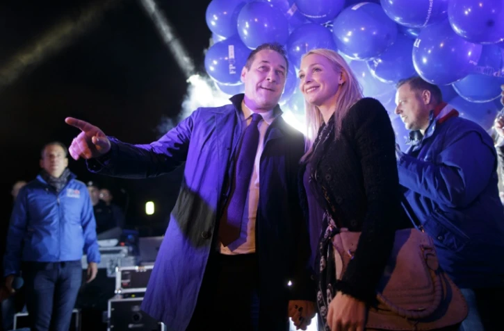 Le dirigeant du Parti de la liberté d'Autriche (FPÖ) Heinz-Christian Strache et sa femme Philippa arrivent à un débat télévisé à Vienne le 10 octobre 2017