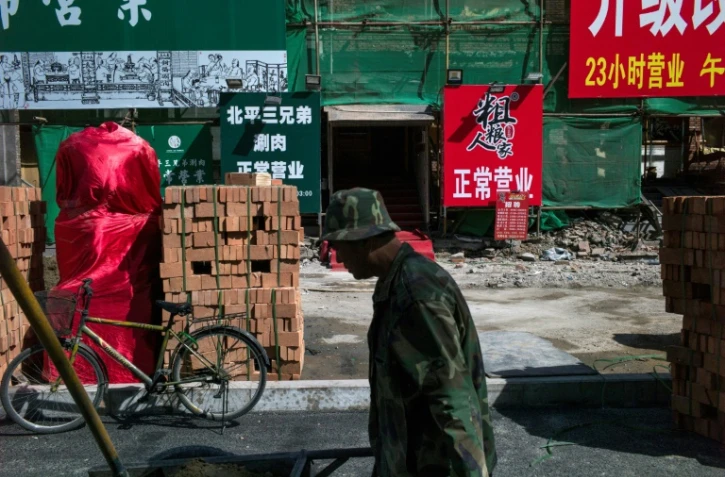 Rénovation d'une rue de Pékin le 18 avril 2017