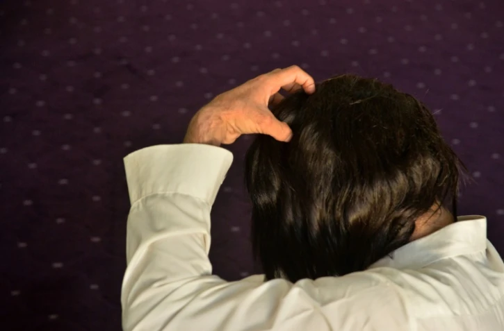 Radwin, une femme afghane transgenre, lors d'une interview avec l'AFP dans un endroit non déterminé