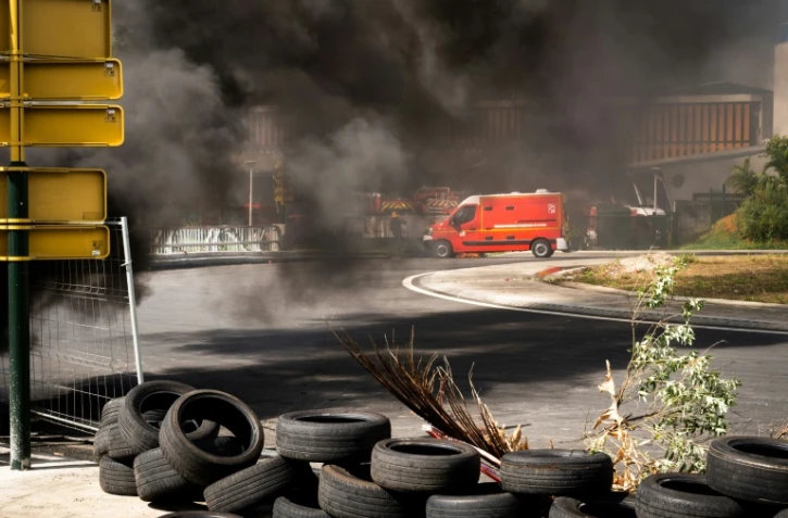 Un camion de pompiers arrive près d'un barrage mis en place par des militants du syndicat  UGTG, le 17 novembre 2021 aux Abymes, en Guadeloupe
