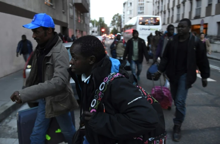 Des migrants évacués de la "Jungle" à Calais à leur arrivée le 24 octobre 2016 dans un centre d'hébergement à Lyon