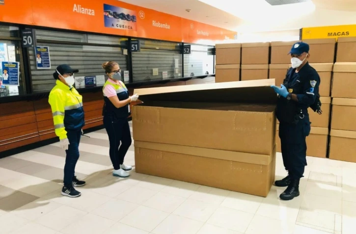Photo diffusée le 5 avril 2020 par le bureau du maire de Guyaquil, en Equateur, montre des employés manipulant des cercueils en carton