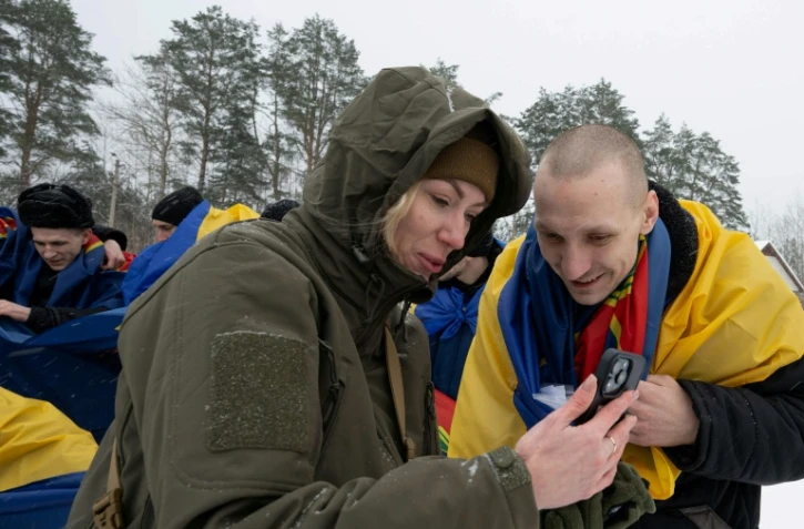 Retour de prisonniers ukrainiens: le bonheur, la tension, le désespoir
