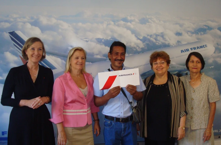 Lundi 20 juin 2011 - Remise des billets d'avion de la tombola organisée lors de la randonnée Bat apié pou la santé