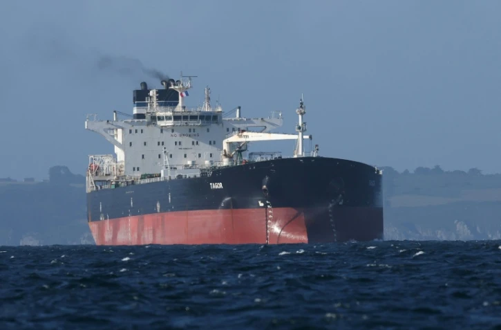 Le pétrolier russe Tagor, soupçonné de battre pavillon camerounais et arraisonné par la Marine française le 31 mai 2026, arrive dans la baie de Douarnenez dans le Finistère, le 2 juin 2026.