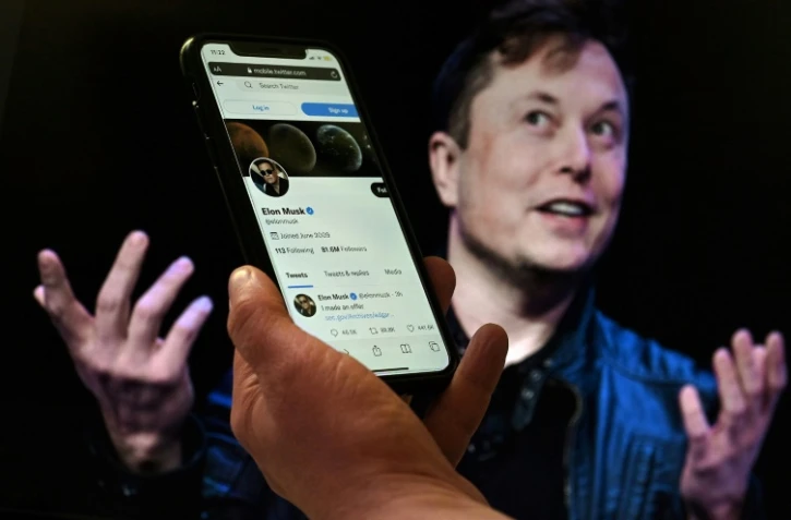 Un portrait d'Elon Musk et son compte Twitter sur l'écran d'un smartphone, le 14 avril 2022 à Washington