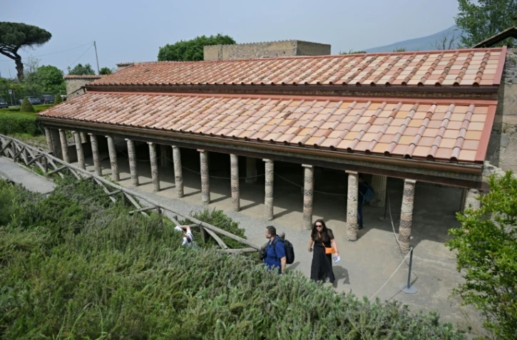 Des panneaux photovoltaïques ressemblant aux tuiles traditionnelles en terre cuite installés sur la Villa des Mystères, à Pompéi, près de Naples, le 15 avril 2024