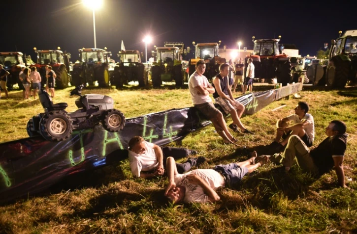 Des agriculteurs bloquent l'accès du groupe Lactalis à Change (Nord) dans la nuit du 25 au 26 août 2016 