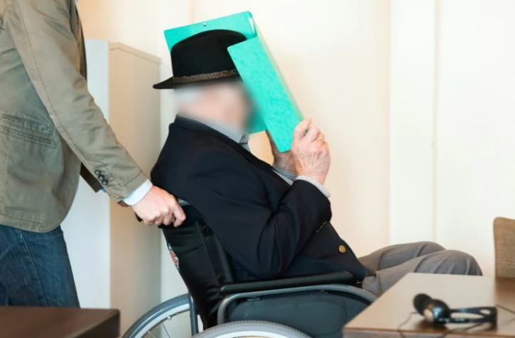 L'ancien SS Bruno Dey, 95 ans, ex-gardien du camp de concentration de Stuthoff, arrive à une audience de son procès à Hambourg, le 25 mai 2020