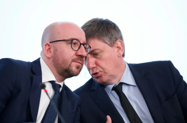 Le Premier ministre belge Charles Michel (à gauche) et le vice-premier ministre et ministre de l'Intérieur Jan Jambon lors d'une réunion après le démantèlement d'une cellule teroriste à Bruxelles le 18 juin 2016