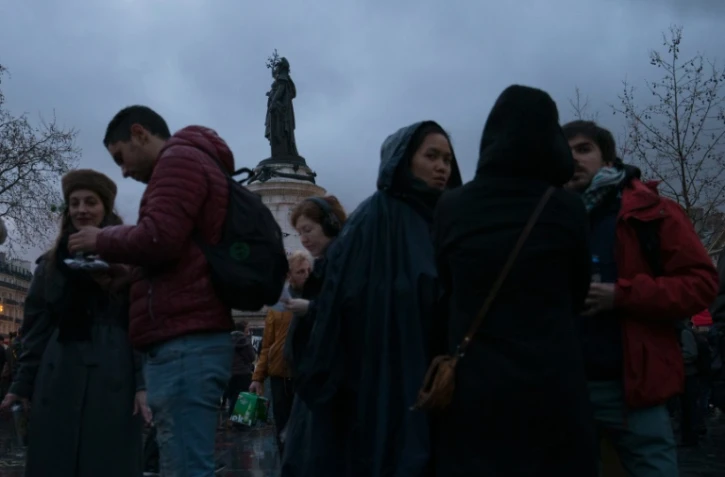 Des participants à la Nuit Debout, ici place de la République le 9 avril 2016, ont décidé de se rendre au domicile de Manuel Valls avant d'être bloqués par les forces de l'ordre
