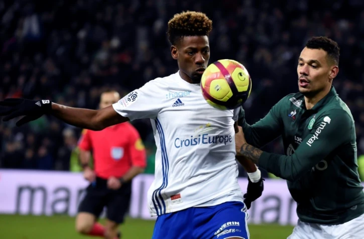 L'attaquant cap-verdien de Strasbourg Nuno Da Costa (g) face au défenseur stéphanois Timothée Kolodziejczak le 13 février 2019 au stade Geoffroy-Guichard, à Saint-Etienne   