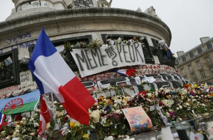 Drapeau tricolore au milieur des fleurs place de la République le 27 novembre 2015 à Paris