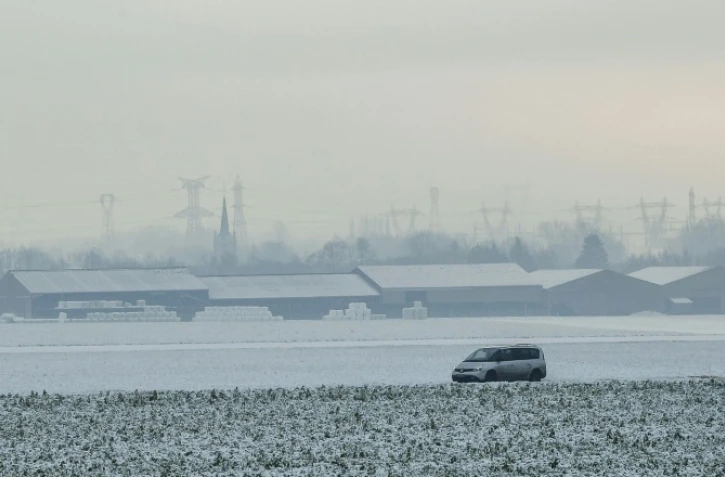 Une route enneigée à Templemars, dans le Nord, le 1er décembre 2017