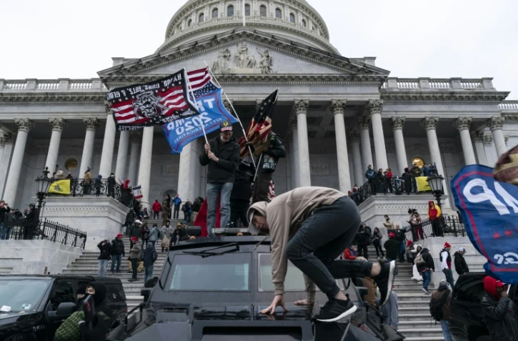 Des partisans du président américain Donald Trump manifestent sur les marches du Capitole, le 6 janvier 2021 à Washington