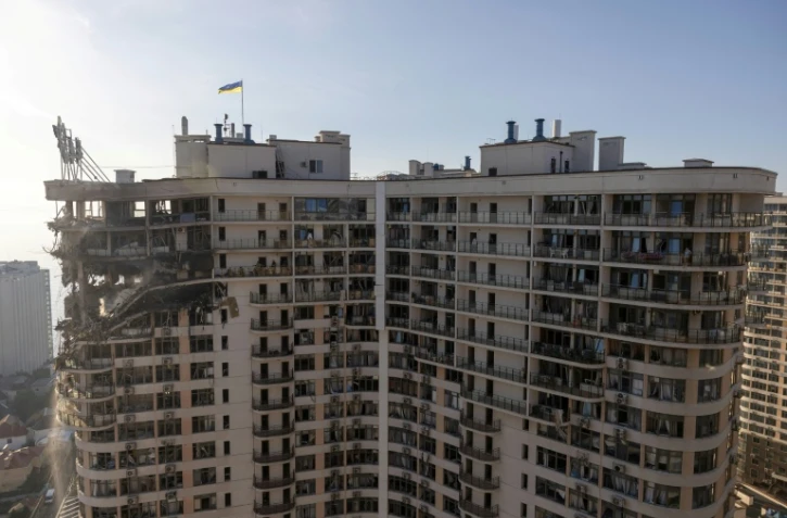 Des étages d'un immeuble d'habitation détruits après des frappes de missiles et de drones russes sur la ville portuaire ukrainienne d'Odessa, le 12 septembre 2026  