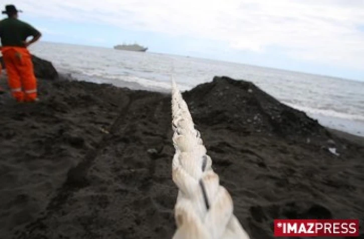 Opération de positionnement du câble Safe (liaison internet) au large de Saint-Paul en octobre 2008