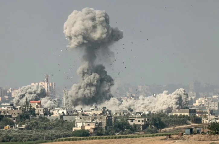 Nuage de fumée après un bombardement israélien sur le nord de la bande de Gaza le 23 octobre 2023, vu depuis la ville israélienne de Sdérot