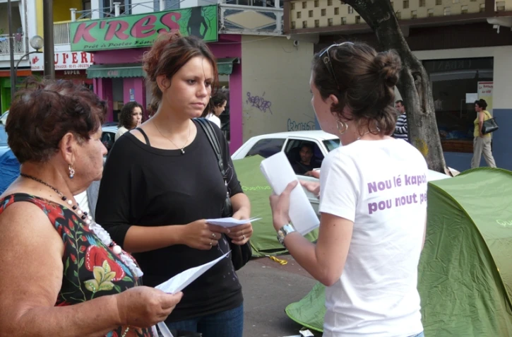 Samedi 25 juin 2011 - Action de sensibilisation aux problèmes de logement par le comité de pilotage du FIJR (Photo Samia Omarjee)