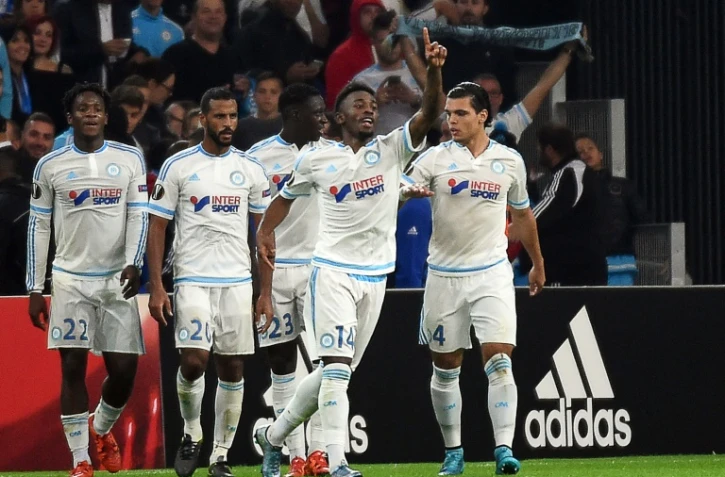 Le milieu de terrain marseillais Georges-Kévin Nkoudou (N.14), buteur contre Braga en Europa League, félicité par ses coéquipiers, au stade Vélodrome le 5 novembre 2015