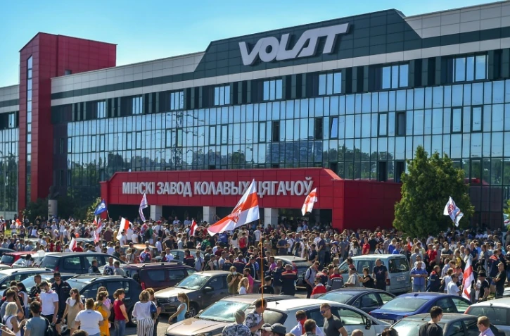 Manifestation contre le gouvernement devant l'usine MZKT, le 17 août 2020 à Minsk, au Bélarus
