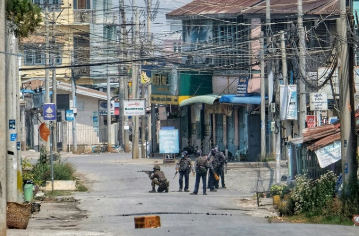 Photo diffusée le 25 mars 2021 par une souce anonyme via Facebook montrant des membres des forces de sécurité dans une rue de Taunggyi, en Birmanie