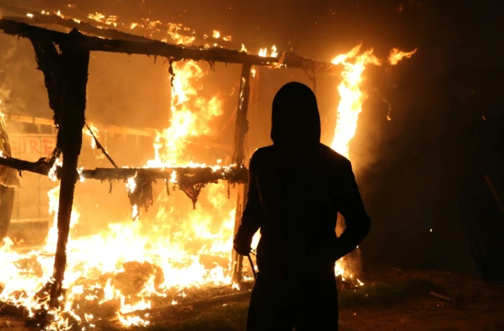 Un abri en feu dans la "Jungle" de Calais, le 25 octobre 2016