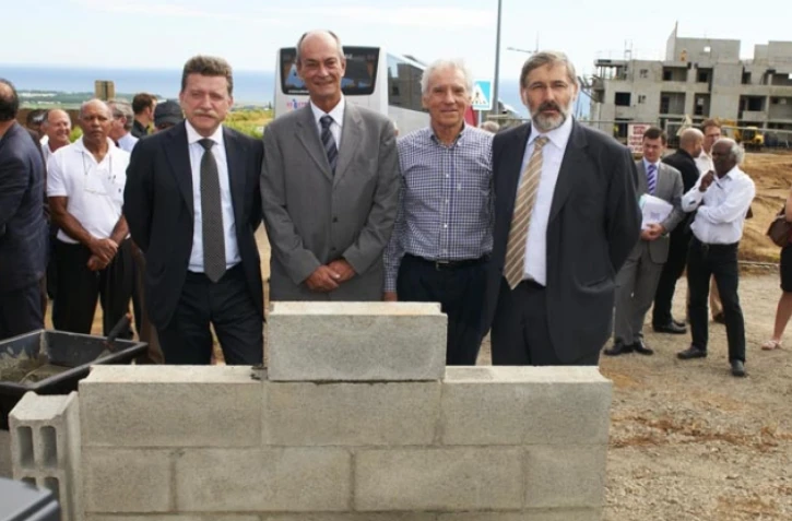 Vendredi 24 juin 2011 - Pose de la première des trois programmes de logements sociaux de la Zac Beauséjour (photo D.R)