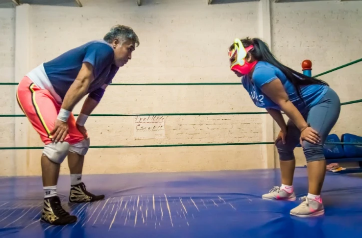 La lutteuse Princesa Legna (d) lors d'une séance d'entraînement à Ciudad Nezahualcóyotl, le 7 décembre 2017  au Mexique