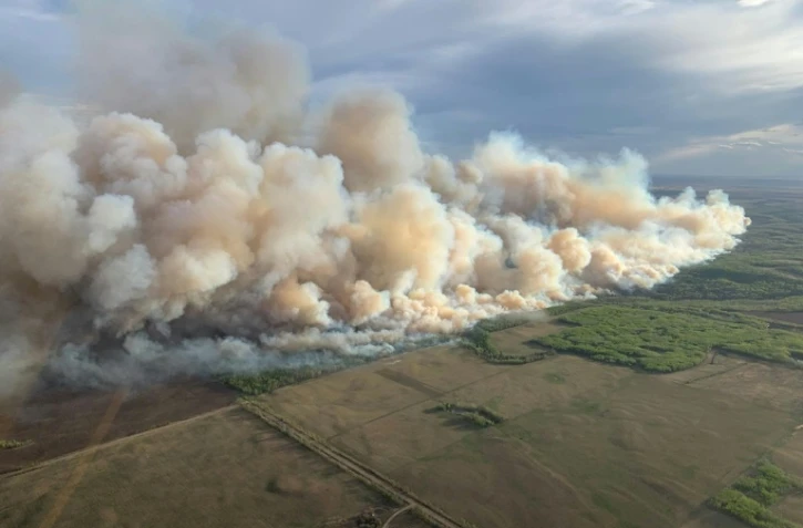 Photo aérienne, prise le 10 mai 2024 avec l'autorisation de l'Alberta Wildfire Service, de la fumée des incendies qui brûlent dans la zone forestière de Grande Prairie, en Alberta, au Canada