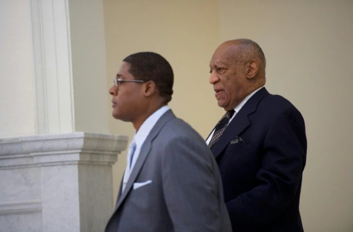 Bill Cosby (à droite) photographié le 5 avril 2018 à Norristown (Pennsylvanie) où son deuxième procès s'ouvre lundi