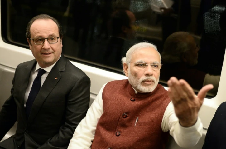Le président François Hollande et le Premier ministre indien Narendra Modi se rendent en métro à Gurgaon le 25 janvier 2016 à New Delhi
