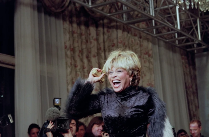 Tina Turner présente sa nouvelle chanson "GoldenEye", bande-originale du film James Bond du même nom, à Paris, le 22 novembre 1995