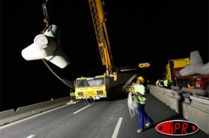 Travaux de pose de tétrapodes en contrebas de la route du littoral (Photo archives)