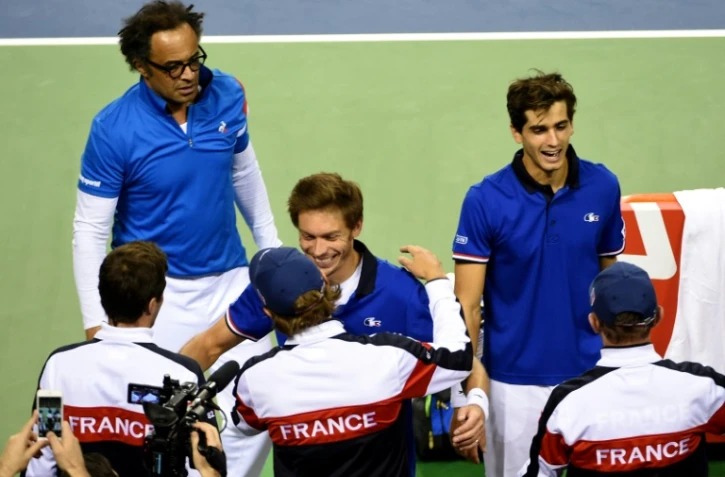 Les joueurs de l'équipe de France de Coupe Davis se congratulent après leur victoire face au Japon au 1er tour de la Coupe Davis, le 4 février 2017 à Tokyo