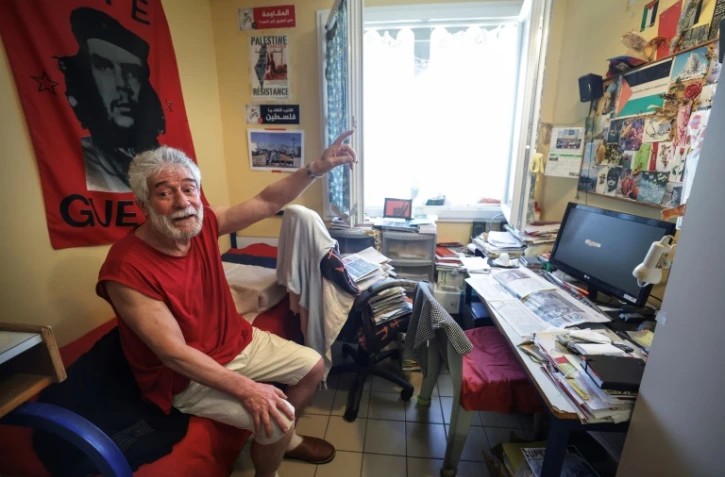 Photo prise lors d'une visite de la députée La France Insoumise (LFI) Andrée Taurinya montrant le militant libanais pro-palestinien Georges Ibrahim Abdallah dans sa cellule de prison à Lannemezan, après que la  cour d'appel de Paris a ordonné sa libération, le 17 juillet 2025 dans les Hautes-Pyrénées 