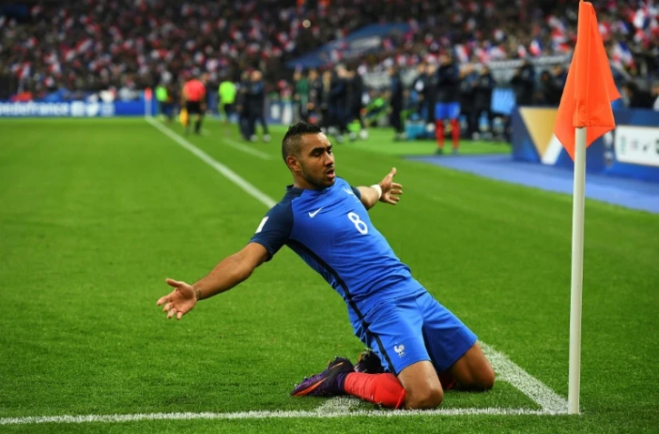 Le milieu offensif français Dimitri Payet exulte après un but contre la Suède à l'Euro, le 11 novembre 2016 au Stade de France