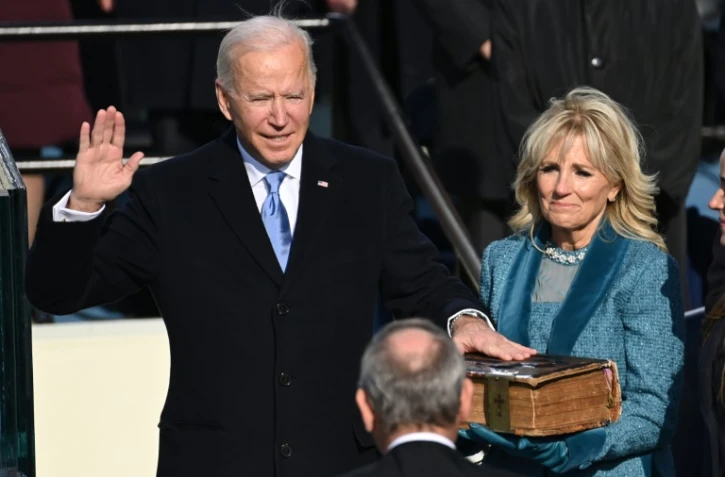 Joe Biden prĂŞte serment sur sa bible, Ă Washington, le 20 janvier 2021