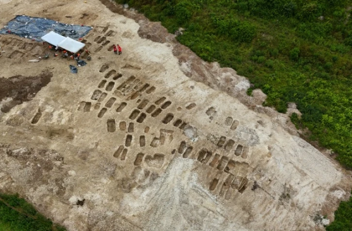 Vue aérienne d'un chantier de fouilles dans le cadre du futur canal Seine-Nord Europe, où des tombes mérovingiennes ont été découvertes, le 2 juin 2026 à Etricourt-Manancourt, dans la Somme 
