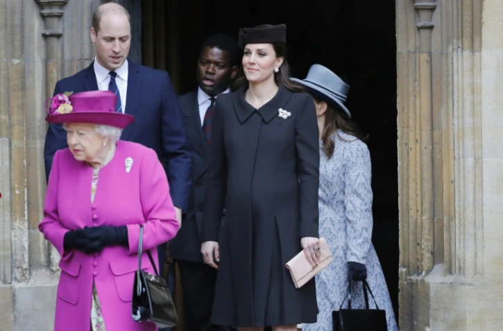 Kate (2e D), la duchesse de Cambridge et épouse du prince William (G), quitte la chapelle royale Saint-Georges du château de Windsor le 1er avril 2018 en compagnie de la reine Elizabeth