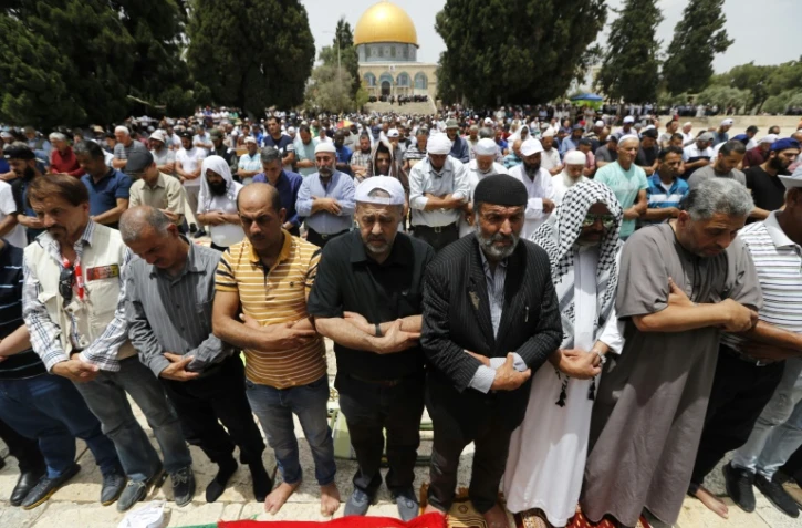 Des Palestiniens prient sur l'esplanade des Mosquées à Jérusalem-Est au dernier vendredi du mois sacré du ramadan, le 31 mai 2019 