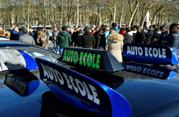 Des véhicules d'auto-écoles lors d'un rassemblement à Bordeaux le 11 février 2019