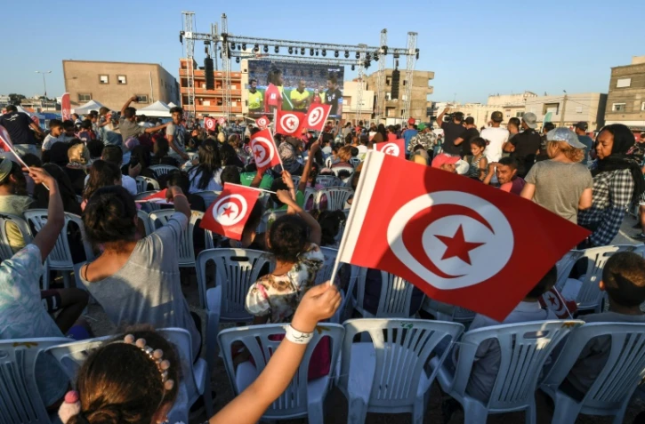 Les supporters tunisiens suivent sur écran géant à Mellassine, un quartier populaire de Tunis, le match Tunisie-Panama, le 28 juin 2018