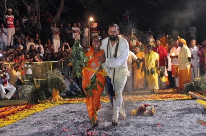 Cérémonie de marche sur le feu au temple  Maryen Péroumal de Saint André Dimanche 3 Juillet 2011
Photo Mamousse Mathieu