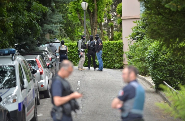 La police quitte la résidénce "les Ifs" le 27 mai 2019 à Oullins près de Lyon où un suspect de l'attentat commis la semaine dernière a été arrêté