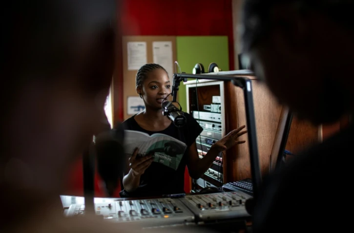 Mpho Molutsi, l'une des animatrices de l'émission "PLus grand que la vie", sur une radio communautaire du township d'Alexandra, le 16 mars 2019 à Johannesburg, en Afrique du Sud