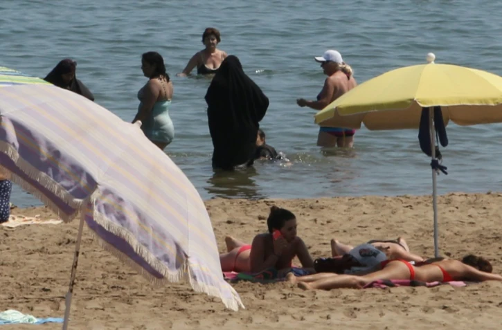 Des femmes en tchador sur une plage de Narbonne le 4 juin 2015