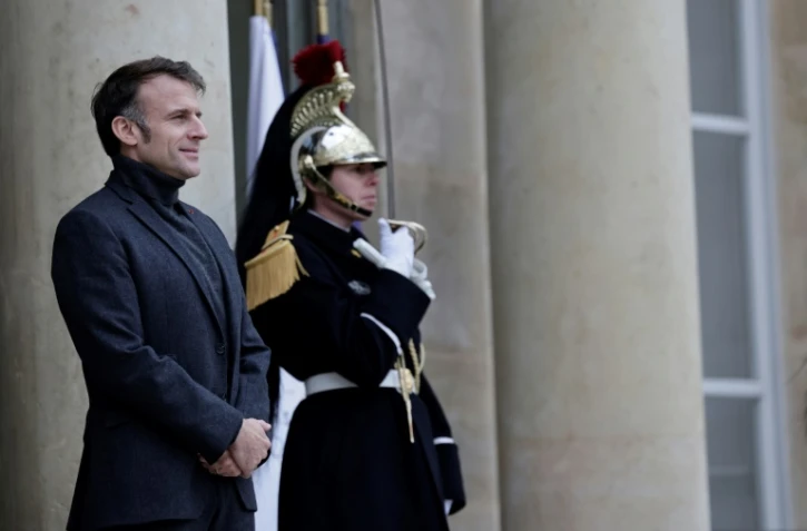 Le président Emmanuel Macron sur le perron de l'Elysée, le 9 décembre 2024 à Paris